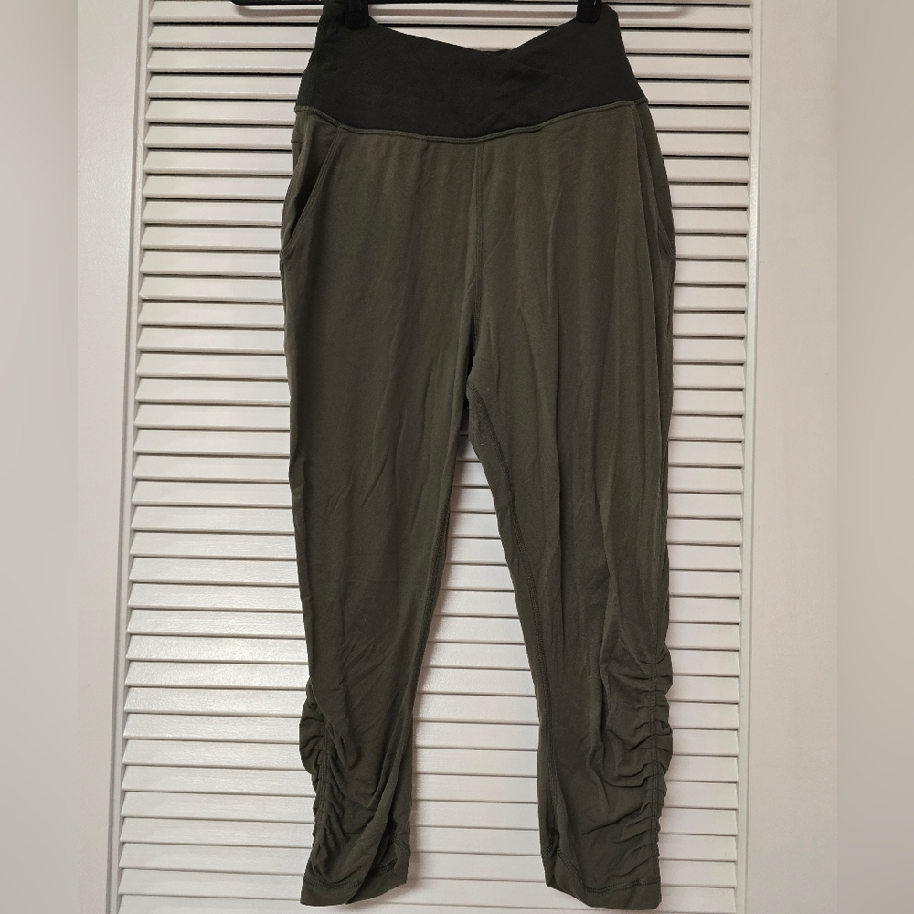 Lululemon - Sunset Salutation Cropped  Ruched Activewear Leggings W Pockets